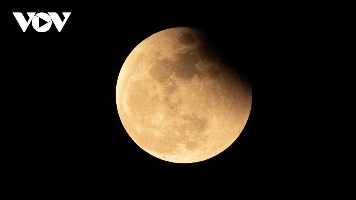 Stunning images show blood moon lunar eclipse over Hanoi